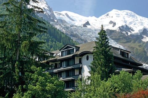 Property building, Nearby landmark, Facade/entrance, Spring, Day, Natural landscape, Mountain view