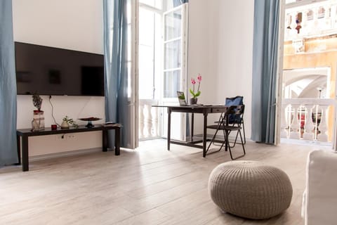 Communal lounge/ TV room, TV and multimedia, Living room, Seating area, Dining area