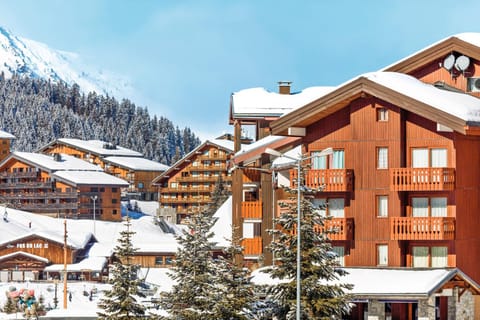 Property building, Nearby landmark, Day, Natural landscape, Winter, Mountain view