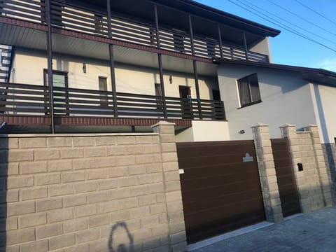 Property building, Facade/entrance, Balcony/Terrace