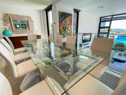 Lujosa villa vistas al mar y piscina climatiza Villa in O Morrazo