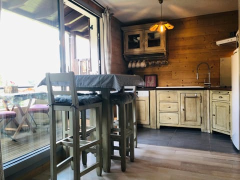 Kitchen or kitchenette, Dining area