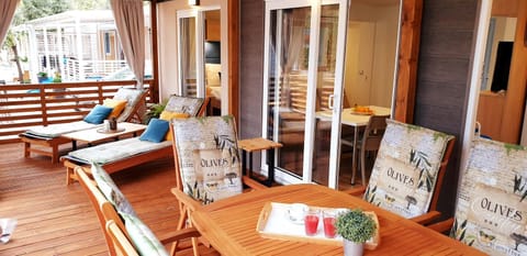 Seating area, Dining area