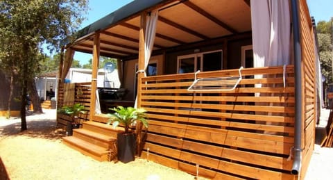 Patio, Facade/entrance