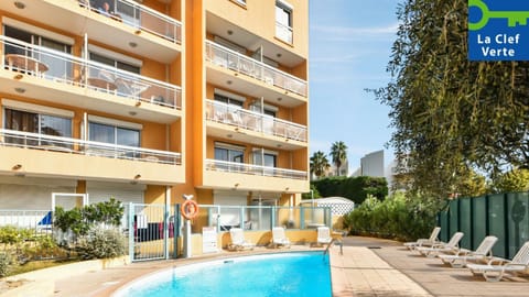 Property building, Patio, Day, Pool view, Swimming pool, sunbed