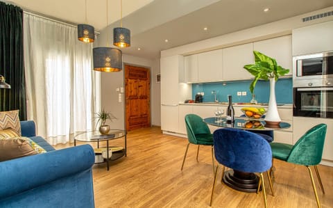 Kitchen or kitchenette, Seating area