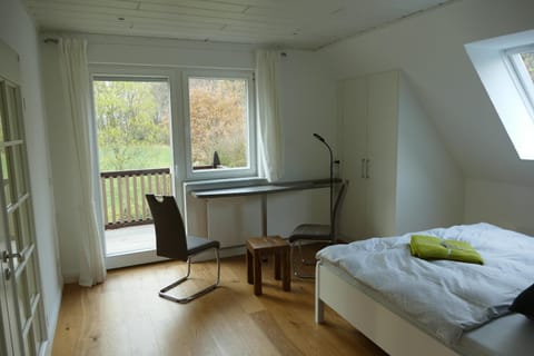Photo of the whole room, Garden view