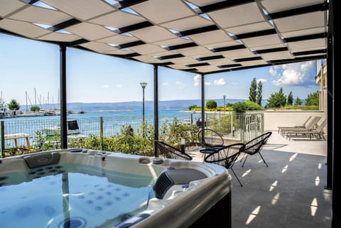 Hot Tub, Balcony/Terrace, Area and facilities