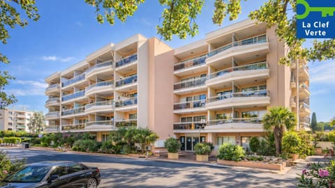 Property building, Spring, Day, Neighbourhood, City view, Street view, Location, Parking