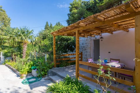 Patio, Facade/entrance