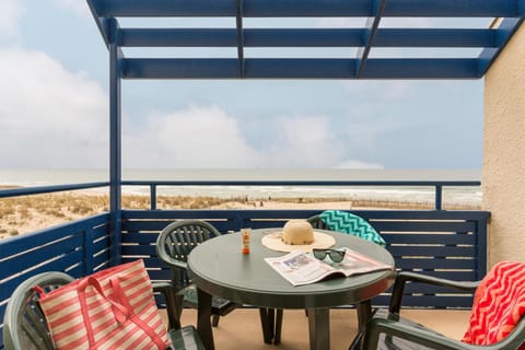 Patio, Day, Natural landscape, View (from property/room), Balcony/Terrace, Living room, Seating area, Dining area