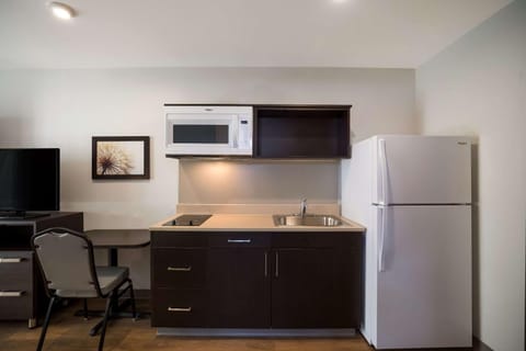 Kitchen or kitchenette, microwave, stove