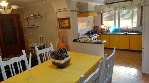 Kitchen or kitchenette, Dining area, pet friendly, stove