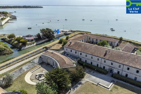 Property building, Nearby landmark, Day, Neighbourhood, Natural landscape, Bird's eye view, City view, Lake view, Landmark view, River view, Sea view, Location, Parking