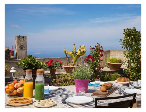 Balcony/Terrace, Food, City view, Landmark view, Buffet breakfast, Drinks
