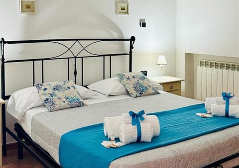 Bed, Photo of the whole room, Bedroom, internet, towels