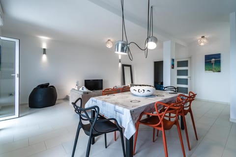 TV and multimedia, Living room, Seating area, Dining area