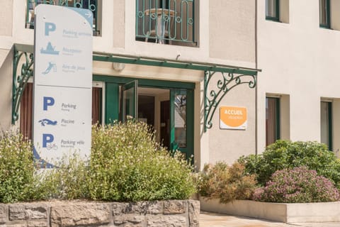 Property building, Day, Property logo or sign, Logo/Certificate/Sign, Street view, Certificate/Award