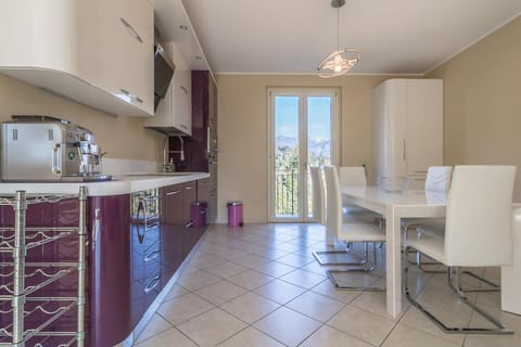 Kitchen or kitchenette, Dining area, minibar, pet friendly, stove