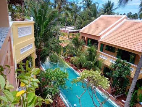 Bird's eye view, Pool view