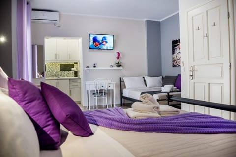 Bed, TV and multimedia, Photo of the whole room