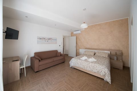 Bed, TV and multimedia, Bedroom, Landmark view, towels