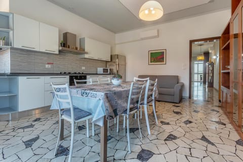 Kitchen or kitchenette, Dining area, minibar, stove