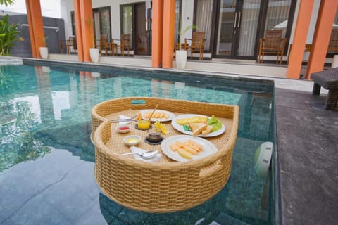 Swimming pool, Breakfast