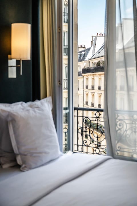 Bedroom, City view