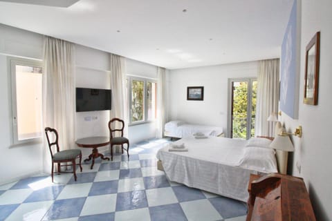 Bed, TV and multimedia, Photo of the whole room, Bedroom, towels