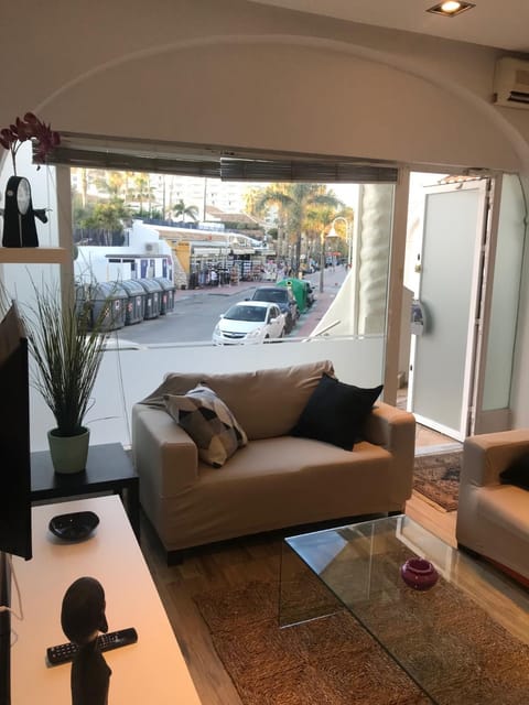 Living room, Street view
