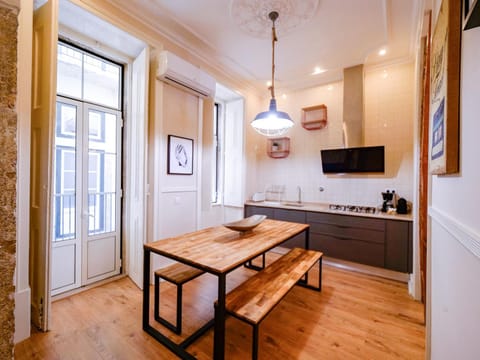 Kitchen or kitchenette, Dining area