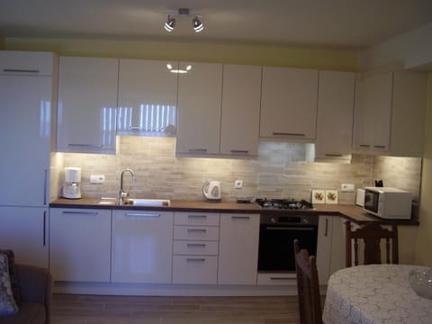 Coffee/tea facilities, Kitchen or kitchenette, dishwasher, stove, toaster