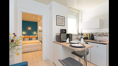 Kitchen or kitchenette, Photo of the whole room, Dining area, oven, pet friendly, stove