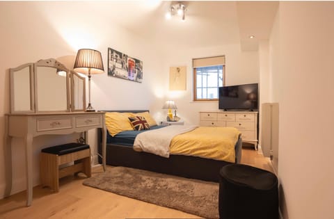 Bed, TV and multimedia, Bedroom