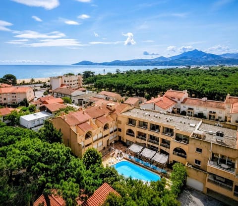 Property building, Bird's eye view, View (from property/room), Pool view, Sea view, Swimming pool
