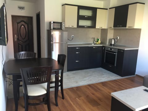 Coffee/tea facilities, Kitchen or kitchenette, Dining area, minibar, pet friendly, stove
