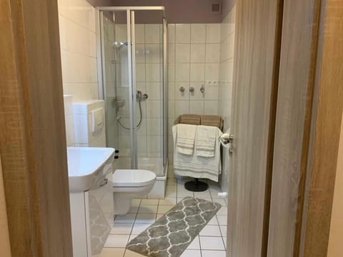 Shower, Toilet, Bathroom, towels