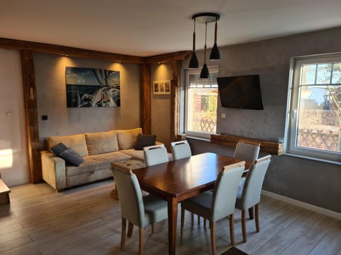 Communal lounge/ TV room, TV and multimedia, Seating area, Dining area