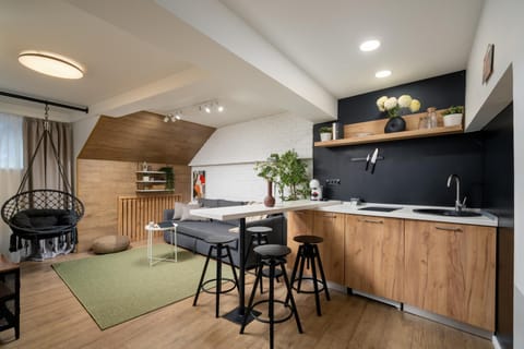 TV and multimedia, Kitchen or kitchenette, Living room, Seating area, Dining area
