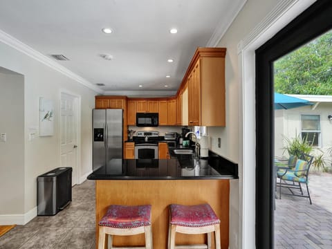 Kitchen or kitchenette, minibar, pet friendly, stove, toaster