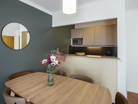 Kitchen or kitchenette, Dining area, stove