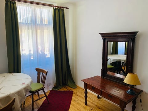 Bed, Living room, Photo of the whole room, Seating area, Dining area, Bedroom