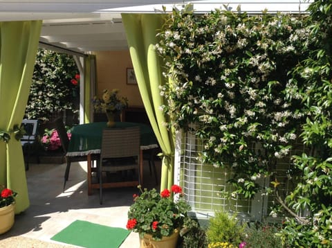 La Maison s'apelle le P'tit Nid Bed and Breakfast in Granville