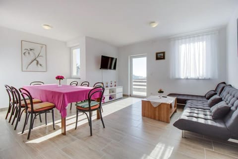 Communal lounge/ TV room, TV and multimedia, Living room, Seating area, Dining area