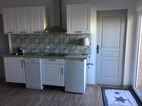 Kitchen or kitchenette, dishwasher, stove