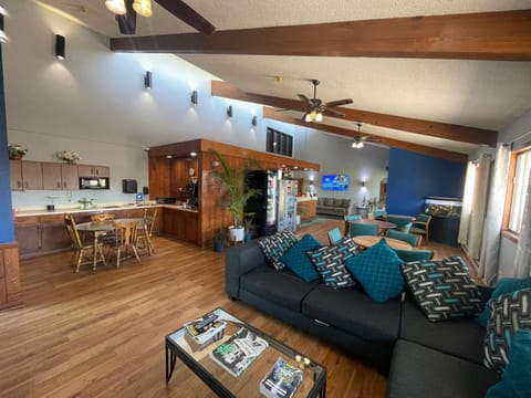 Kitchen or kitchenette, Living room, Lobby or reception, Seating area, Dining area, fireplace, minibar, pet friendly
