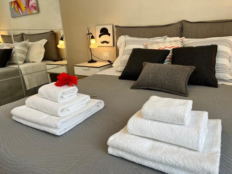 Bed, towels