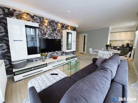 TV and multimedia, Kitchen or kitchenette, Living room, Seating area, Dining area