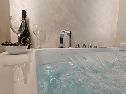 Il Tiglio Jacuzzi&Sauna Bed and Breakfast in Capannori